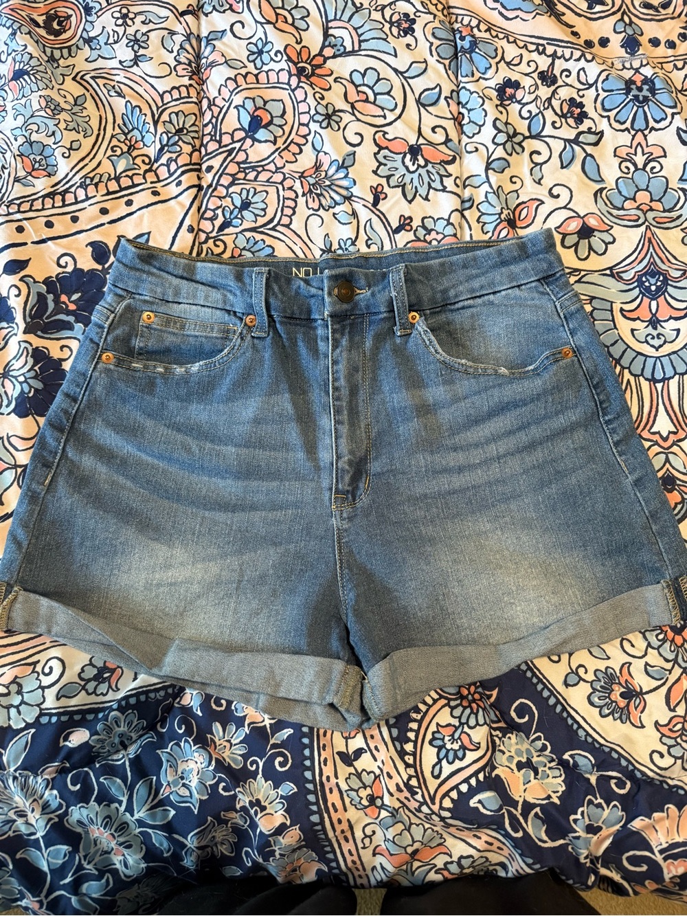 No Boundaries Medium Blue Rolled-Hem Denim Shorts